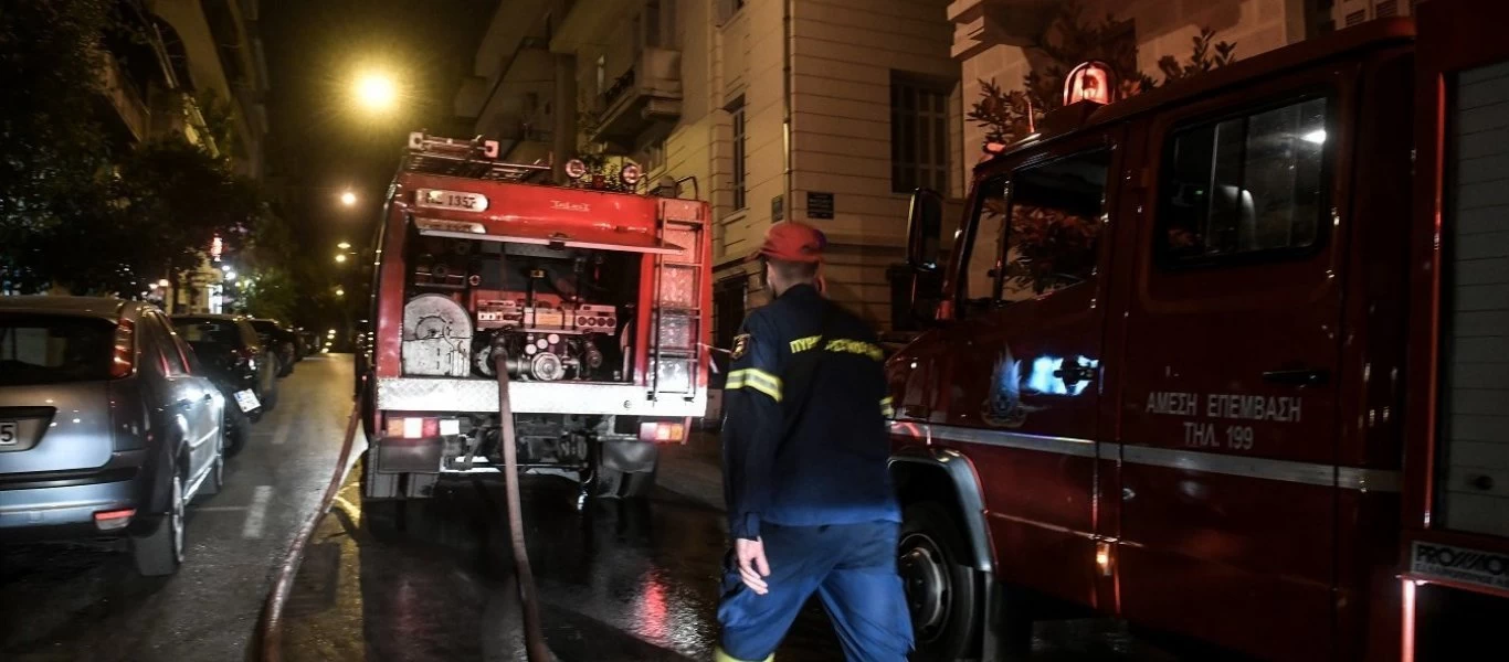 Φωτιά σε διαμέρισμα στη Θεσσαλονίκη - Είχε εγκλωβιστεί ηλικιωμένη (βίντεο)